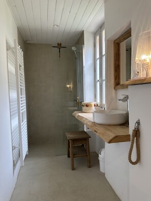 Douche, articles de toilette écologiques, serviettes fournies, savon