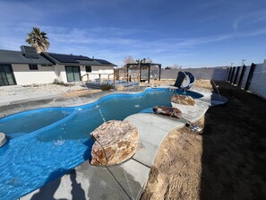 Utendørsbasseng og et oppvarmet basseng