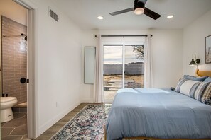 3 habitaciones, escritorio y tabla de planchar con plancha