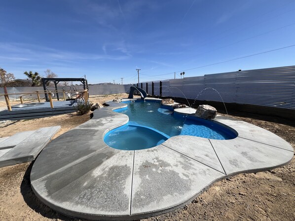 Alberca al aire libre y alberca climatizada