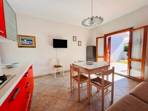 Apartment | Living area | 22-inch flat-screen TV with cable channels - Trilocale Asfodeli G in Centro  (San Teodoro)
