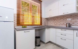 Fridge, stovetop, dishwasher, toaster