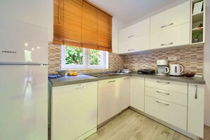 Fridge, stovetop, dishwasher, coffee/tea maker - Holiday apartment with terrace near the beach (Vrbnik)