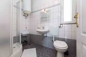Shower - Holiday apartment with and sea view (Vrbnik)