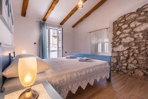 3 bedrooms, WiFi - Holiday home in an old town (Vrbnik)