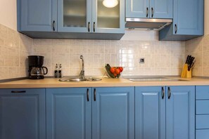 Een koelkast, een microgolfoven, een kookplaat, een vaatwasser