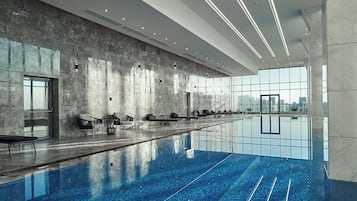 Una piscina cubierta, una piscina al aire libre