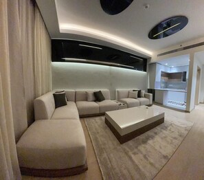 60-cm flat-screen TV with satellite channels - Chic Apartment In Aeon Compound (6th of October City)