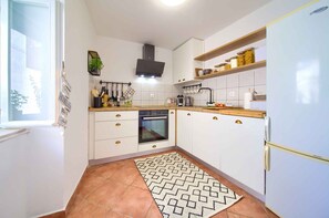 Fridge, oven, stovetop, dishwasher - Holiday home with balcony (Vrbnik)
