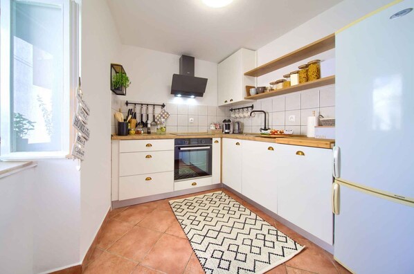 Kühlschrank, Ofen, Herdplatte, Geschirrspüler