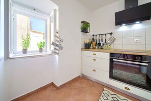 Kjøleskap, ovn, kokeplater og oppvaskmaskin