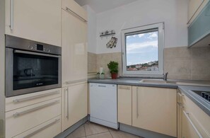 Fridge, oven, stovetop, dishwasher