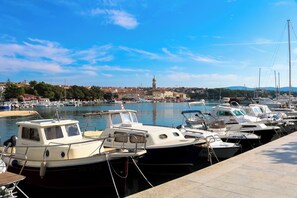 Marina - Holiday apartment near the beach and with air conditioning (Vrbnik)