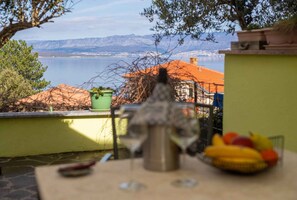 Outdoor dining - Holiday apartment near the beach and with air conditioning (Vrbnik)