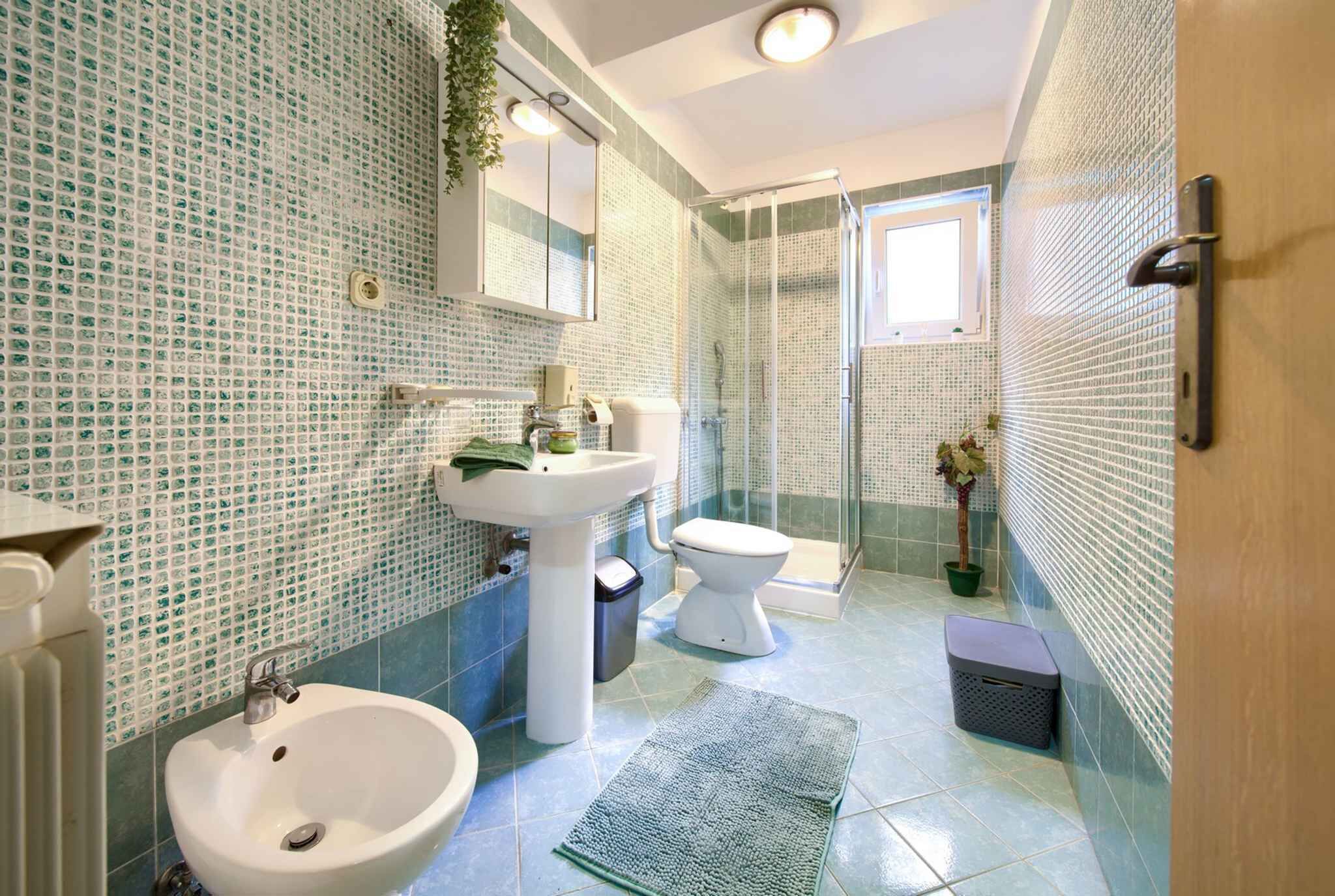 Une salle de bain équipée d’un lavabo, d’un bidet et d’une douche.