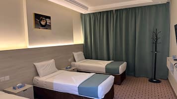 Ropa de cama hipoalergénica y caja de seguridad en la habitación