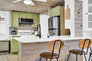 Fridge, microwave, oven, stovetop - Updated cottage, walk to beach, screened in porch (Old Orchard Beach)