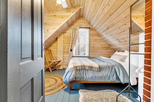 Updated cottage, walk to beach, screened in porch