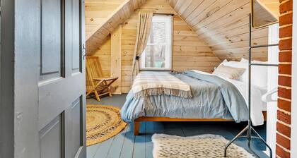 Updated cottage, walk to beach, screened in porch