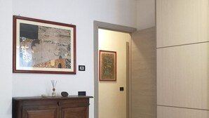 2 عدّة غرف نوم وواي فاي مجانًا وملاءات أسرّة
