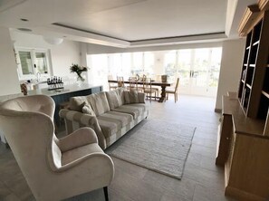 Living area - Stunning and Stylish 4 Bed Villa with SeaView in a Calm and Secure Domaine (Antibes)