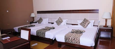Deluxe Triple Room | In-room safe, individually furnished, desk, laptop workspace