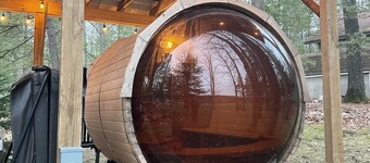 4-bedroom two level guest house next to Shupac Lake in Grayling