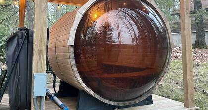 4-bedroom two level guest house next to Shupac Lake in Grayling