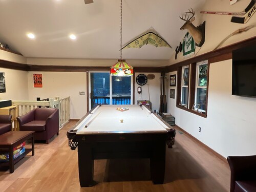 4-bedroom two level guest house next to Shupac Lake in Grayling