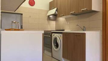 Fridge, oven, stovetop