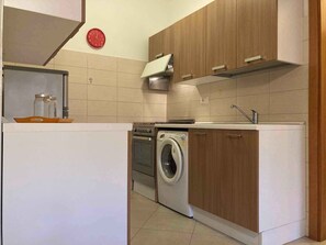 ثلاجة، فرن، موقد طهي مسطح