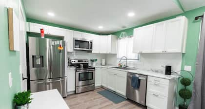 Cheerful Family Home w/ Basketball Court/Gazebo