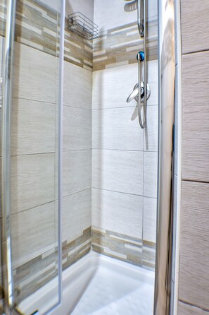 Shower, hair dryer, bidet, towels - Manuela Apartments 2 Piazza Plebiscito (Napoli)