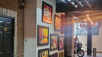 Habitación empresarial cuádruple, vista a la ciudad | Área de sala de estar