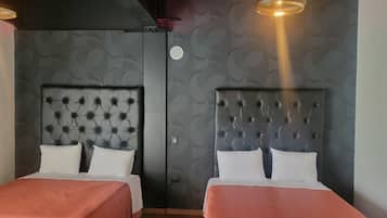 Habitación empresarial cuádruple, vista a la ciudad | Edredón, camas Select Comfort, insonorización y wifi gratis