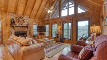 Smart-TV, peis, DVD-spiller og bøker