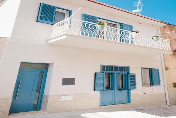 Exterior detail - Welcome to the South ground floor apartment in the center of Castellammare del Golfo. (Castellammare del Golfo)