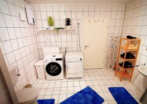 Sèche-cheveux, serviettes fournies, savon, papier toilette