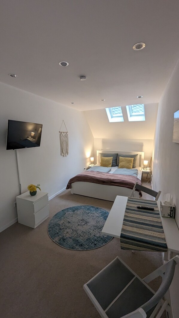 3 habitaciones, tabla de planchar con plancha y cuna de viaje