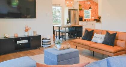SanMarcos River Retreat|Rio Vista| Modern|Spacious|Sleeps12!