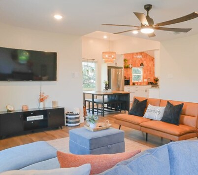 SanMarcos River Retreat|Rio Vista| Modern|Spacious|Sleeps12!
