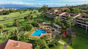Ein Resort mit Schwimmbad, mehreren Gebäuden und einem Golfplatz.
