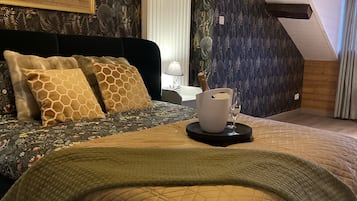 2 bedrooms, in-room safe, desk, iron/ironing board