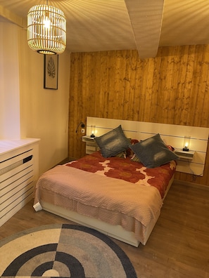 2 bedrooms, in-room safe, desk, iron/ironing board