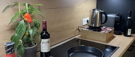 Kühlschrank, Mikrowelle, Ofen, Herdplatte