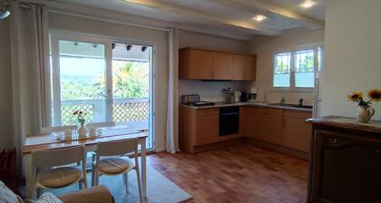 Helle Wohnung mit Balkon im Grünen in Strandnähe