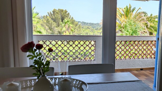 A balcony with a view of greenery and hills. - Helle Wohnung mit Balkon im Grünen in Strandnähe (La Croix-Valmer)