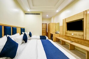 Quarto triplo premium | Roupas de cama antialérgicas, cofres nos quartos, escrivaninha