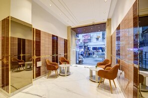 En 32-tommers Flatskjerm-TV med kabel-kanaler samt peis