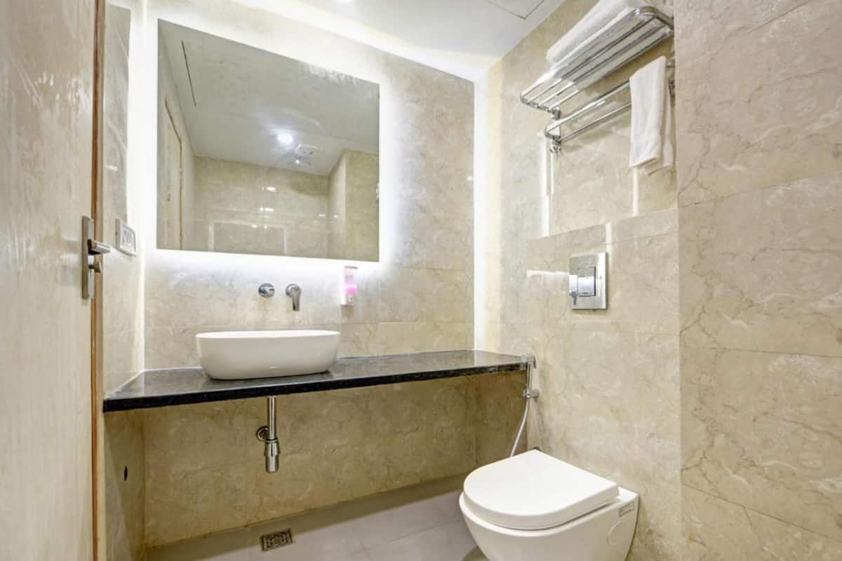Douche à « effet pluie », articles de toilette gratuits, chaussons